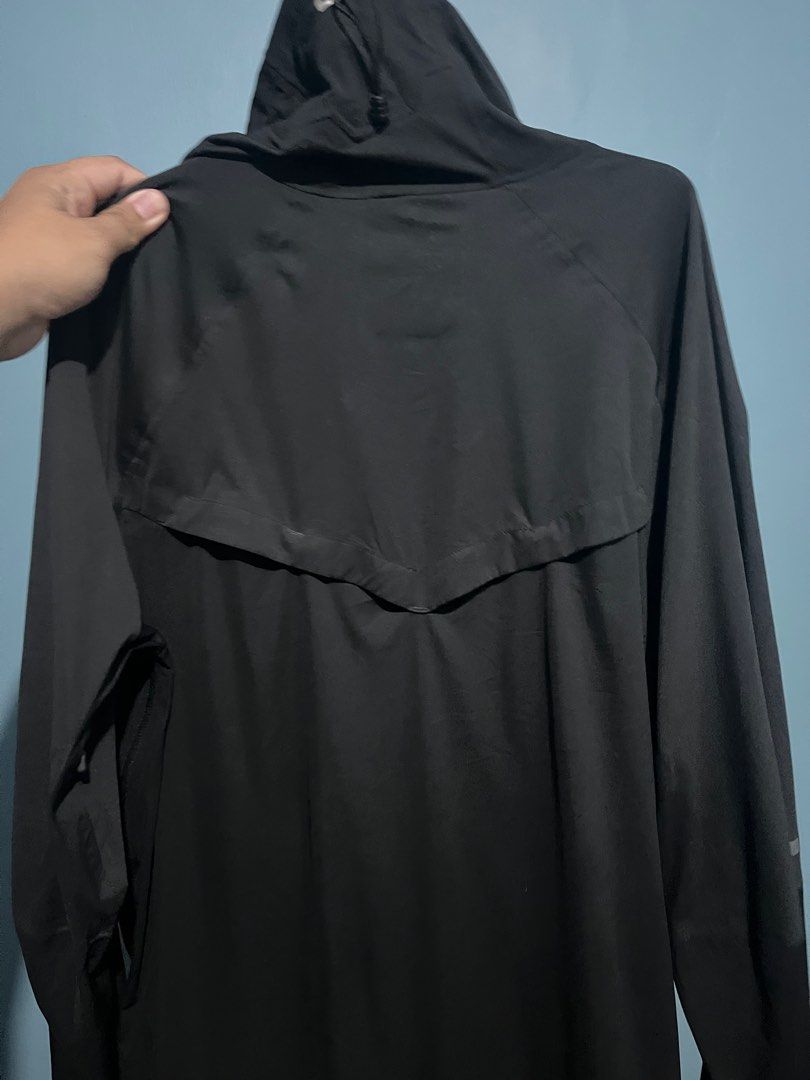 NIKE RUNNING JACKET (Category: Activewear) located in Manila. Submitted by cleverowl-3ebe (Listing ID 1392613257, Image 3). Description: kita naman sa pic ang issue nego naman.