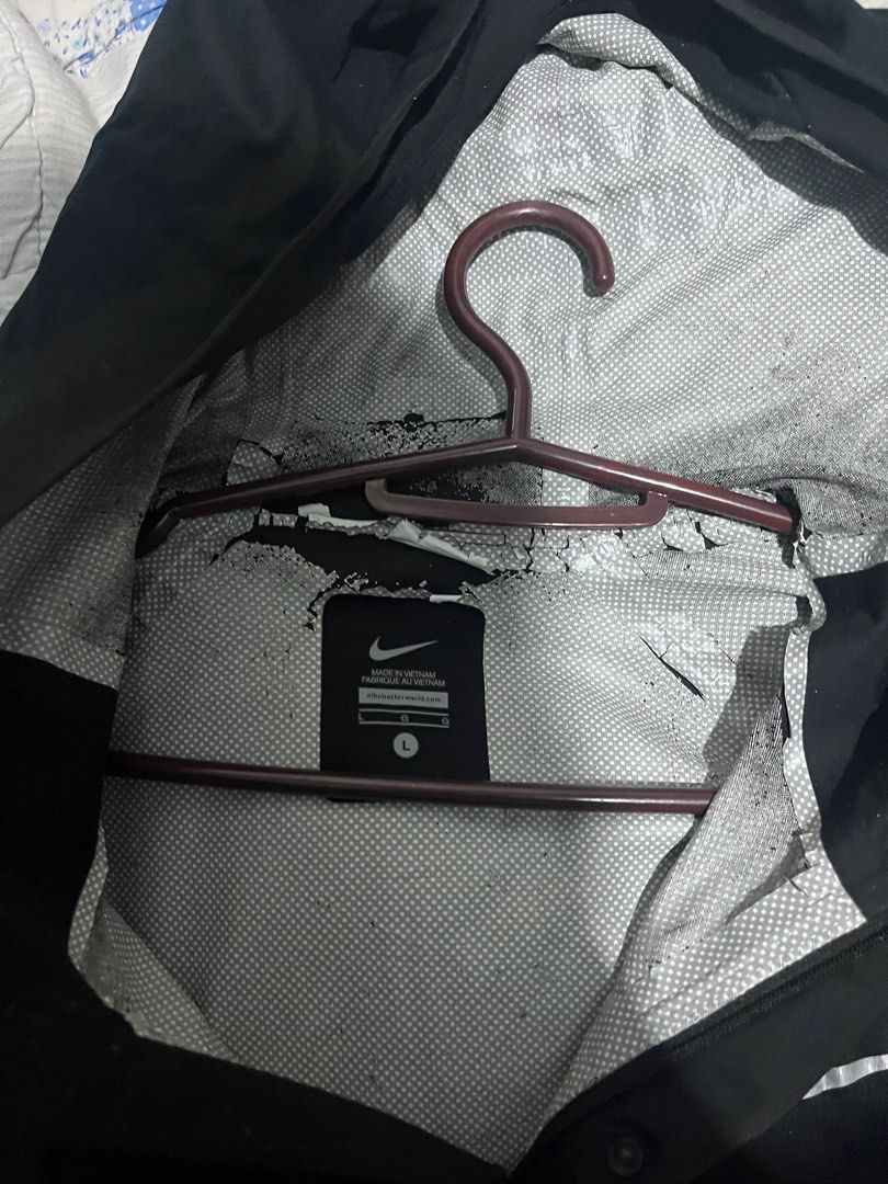 NIKE RUNNING JACKET (Category: Activewear) located in Manila. Submitted by cleverowl-3ebe (Listing ID 1392613257, Image 2). Description: kita naman sa pic ang issue nego naman.