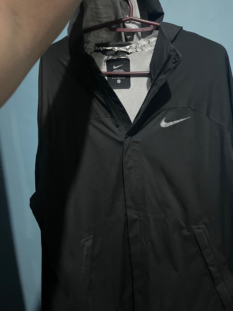 NIKE RUNNING JACKET (Category: Activewear) located in Manila. Submitted by cleverowl-3ebe (Listing ID 1392613257, Image 1). Description: kita naman sa pic ang issue nego naman.
