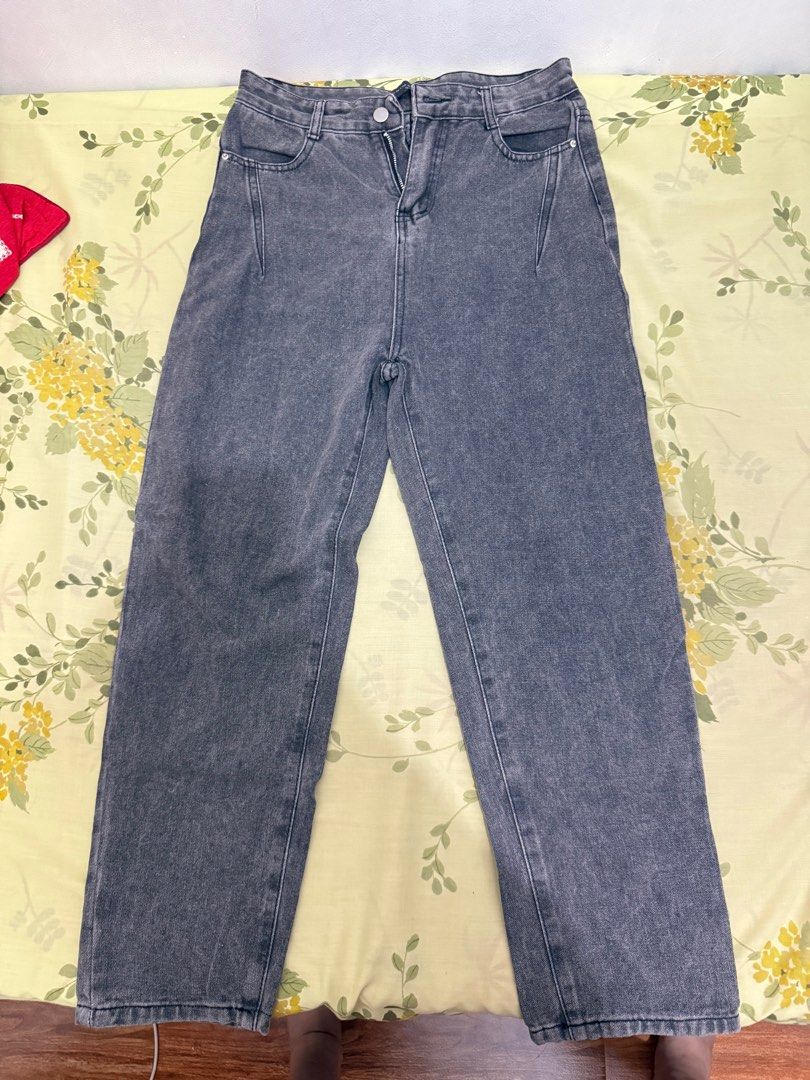 No Apologies Mom Jeans Straight Cut (Category: Jeans) located in Cainta. Submitted by selltimentalshop (Listing ID 1392493058, Image 1). Description: Fit to 26-28 waist Color: Wash Black High waist No issue .
