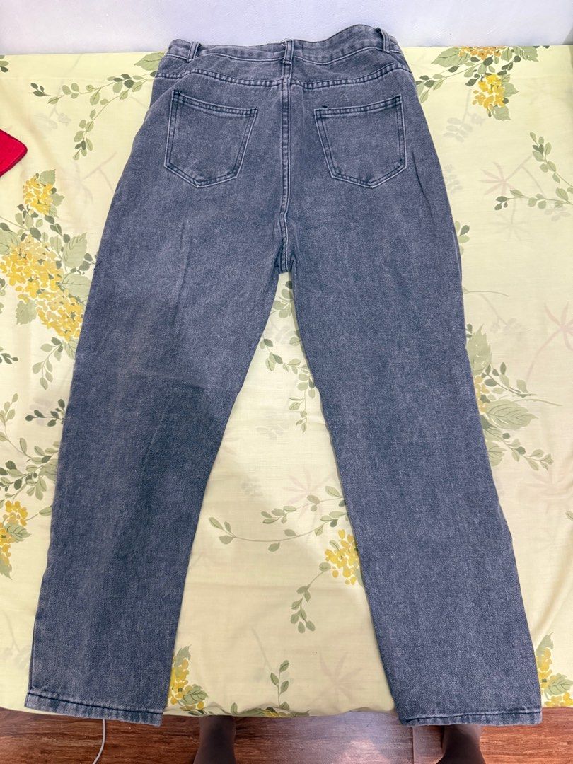 No Apologies Mom Jeans Straight Cut (Category: Jeans) located in Cainta. Submitted by selltimentalshop (Listing ID 1392493058, Image 2). Description: Fit to 26-28 waist Color: Wash Black High waist No issue .