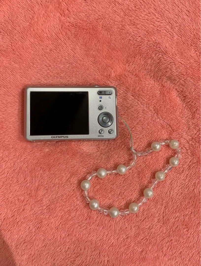 Olympus VG150 digicam (Category: Cameras) located in Bulacan. Submitted by prehyshoesdrsa (Listing ID 1392652968, Image 2). Description: Olympus VG 150 - 12 megapixels - 4x optical zoom - 4x digital zoom - metal body material — automatic focus adjustment - advanced face detection technology - working flash, zoom and all buttons — clear outputs — ready to use! Inclusions: - universal charger, wire charger, beaded wrist strap, battery Issues: -Has 