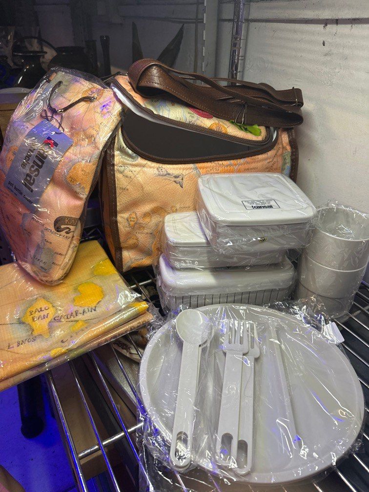 Picnic set (Category: Dinnerware & Cutlery) located in Antipolo. Submitted by queens.collections (Listing ID 1392579764, Image 1). Description: .