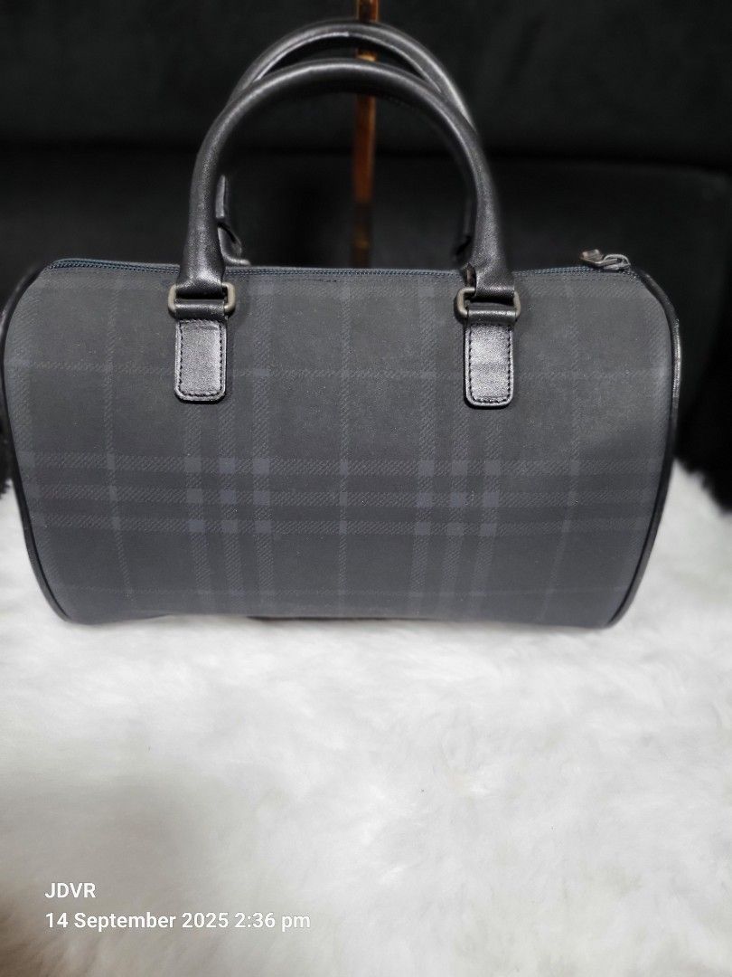 Preloved Original BB london (Category: Luxury Bags & Wallets) located in Pasig City. Submitted by iba_by_jane (Listing ID 1392615135, Image 3). Description: Preloved original with signs of used no holes or piping out 7/10 bawal sa maselan size speedy 28.