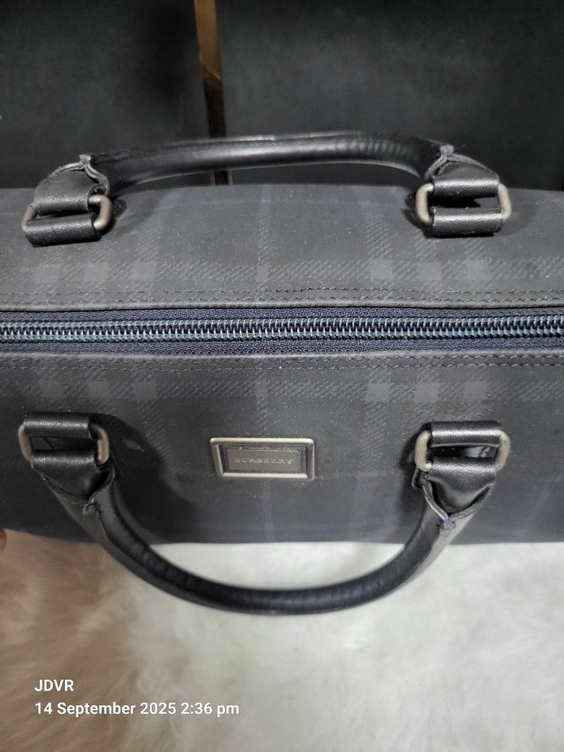 Preloved Original BB london (Category: Luxury Bags & Wallets) located in Pasig City. Submitted by iba_by_jane (Listing ID 1392615135, Image 2). Description: Preloved original with signs of used no holes or piping out 7/10 bawal sa maselan size speedy 28.