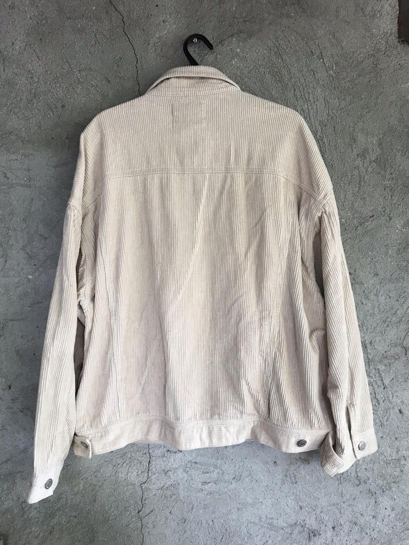Pull & Bear Corduroy Zip-up Workwear Jacket (Category: Coats, Jackets and Outerwear) located in San Jose del Monte. Submitted by _elll (Listing ID 1392616345, Image 3). Description: Pull & Bear corduroy zip-up workwear jacket XL on tag ( L 27 × W 26 ) Cream/Beige color way Issue: himulmol sa inner part since corduroy material (check 2nd to the last photo) 699 + sf, negotiable! 📍San Jose Del Monte, Bulacan.