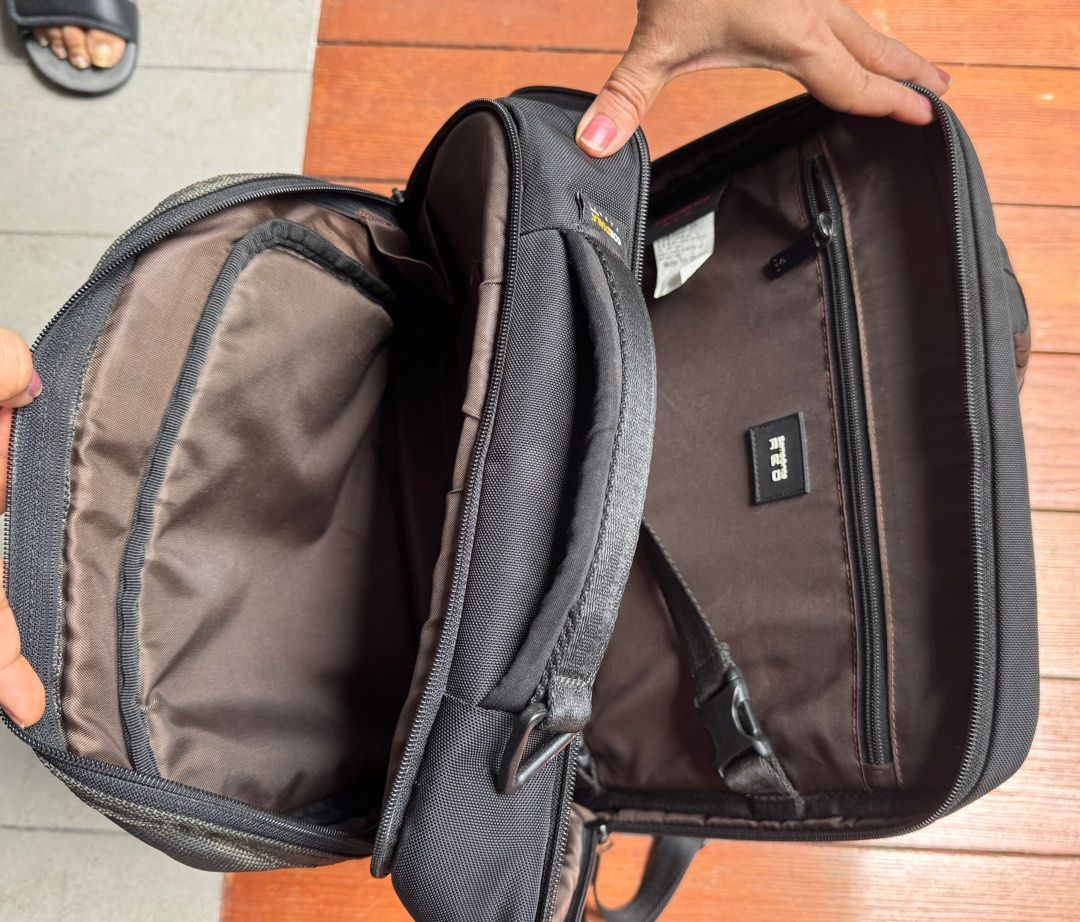Samsonite backpack (Category: Backpacks) located in Singapore. Submitted by abhimanyug807 (Listing ID 1392520521, Image 3). Description: Samsonite office backpack, in good condition, good for office and general use, sturdy materials. .