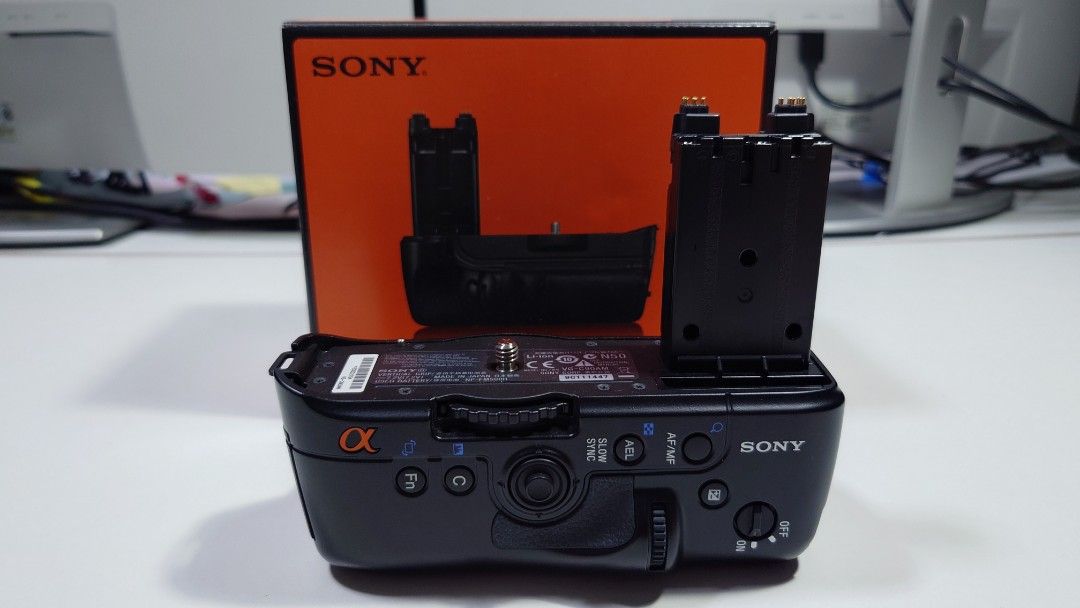 Sony A-900 Vertical Grip VG-C90AM (Category: Other Photography Accessories) located in Makati City. Submitted by ppomidyar (Listing ID 1392580737, Image 1). Description: vertical grip for Sony A-900 body. With Box and manuals.