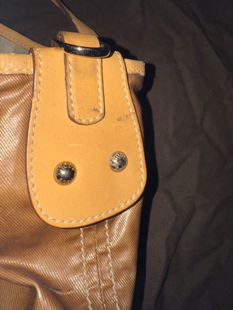TODS tote bag (Category: Luxury Bags & Wallets) located in Manila. Submitted by gizmoi (Listing ID 1392538518, Image 3). Description: Needs bag spa and stitching see pic#6 Flaws on pic 2 & 3, discoloration Has dustbag and care card .