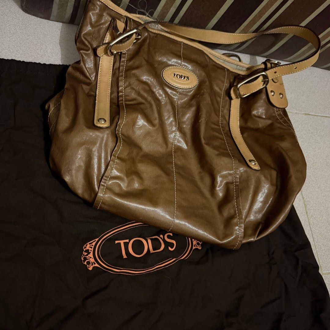 TODS tote bag (Category: Luxury Bags & Wallets) located in Manila. Submitted by gizmoi (Listing ID 1392538518, Image 1). Description: Needs bag spa and stitching see pic#6 Flaws on pic 2 & 3, discoloration Has dustbag and care card .