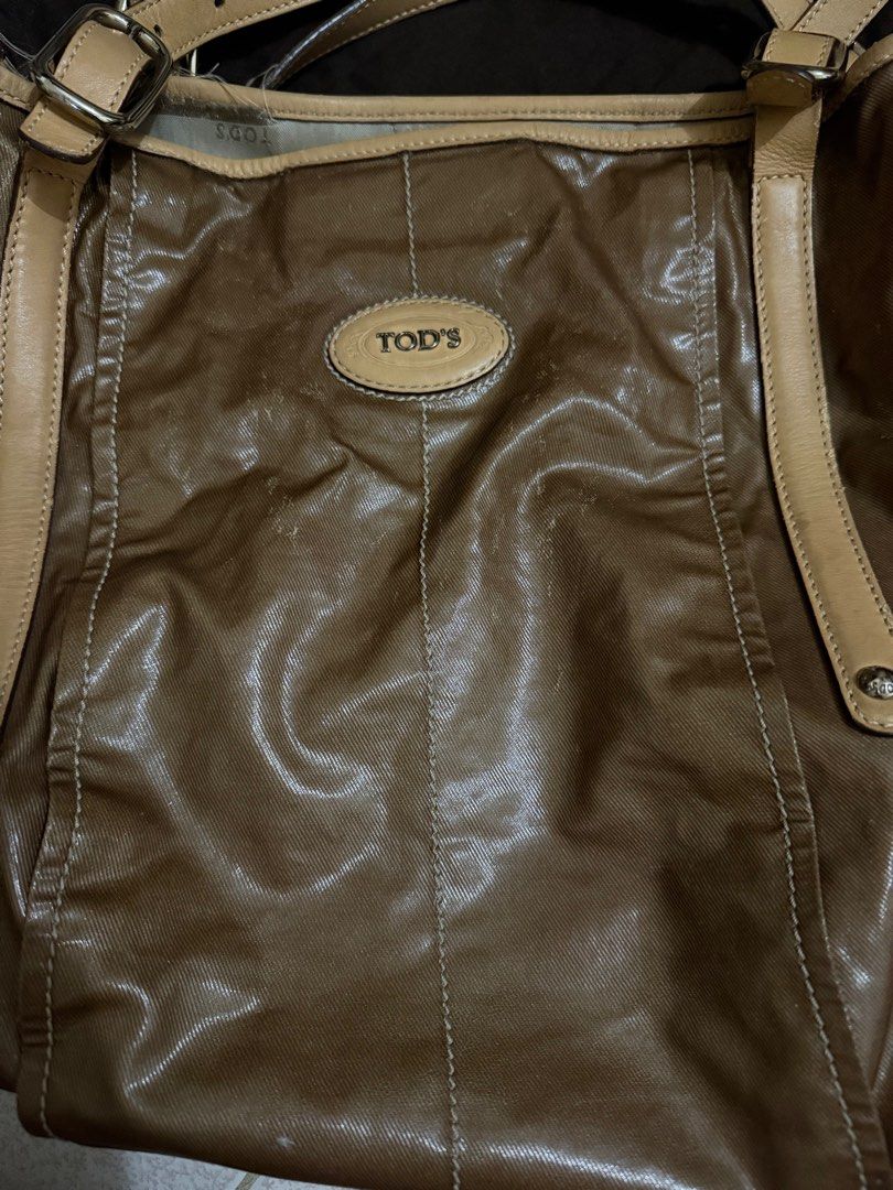 TODS tote bag (Category: Luxury Bags & Wallets) located in Manila. Submitted by gizmoi (Listing ID 1392538518, Image 2). Description: Needs bag spa and stitching see pic#6 Flaws on pic 2 & 3, discoloration Has dustbag and care card .