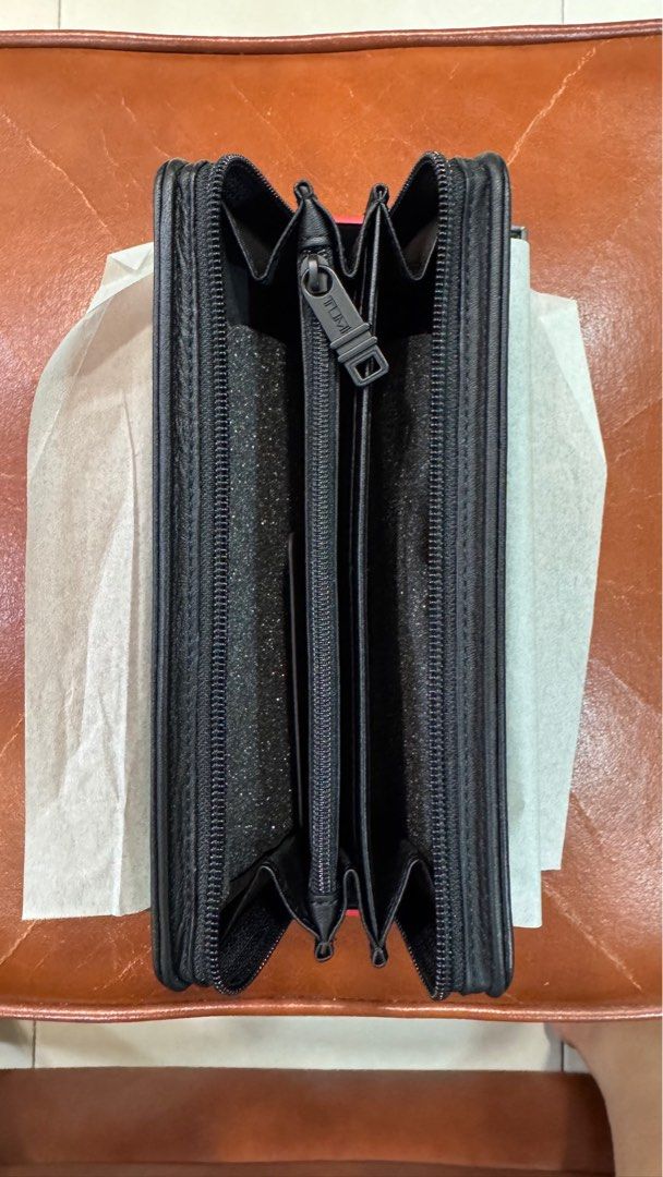 Tumi Wallets (Category: Bags & Wallets) located in Singapore. Submitted by baape (Listing ID 1392625736, Image 3). Description: .