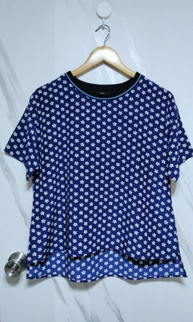 Uniqlo Floral Blue Top (Category: Blouses) located in Manila. Submitted by kctee88 (Listing ID 1392493734, Image 2). Description: .