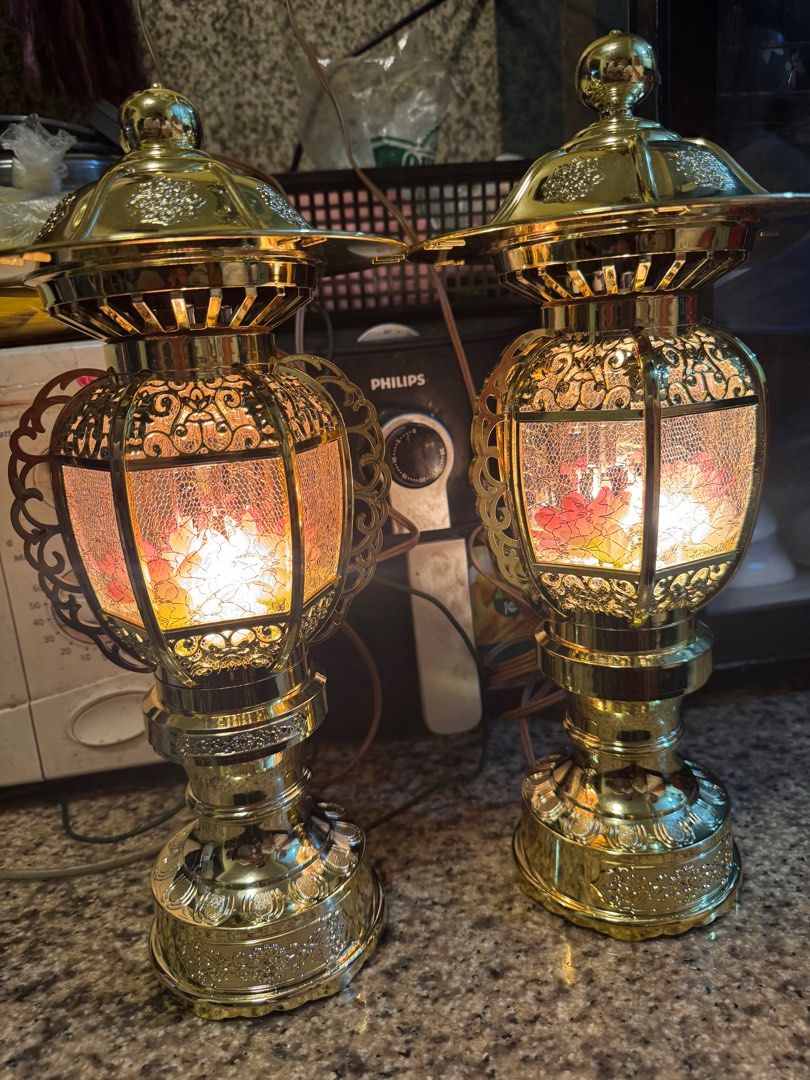 Vintage plastic Rounding working display inside the lamp (Category: Lighting) located in Paranaque City. Submitted by edszz (Listing ID 1392585377, Image 1). Description: Vintage Rounding working display inside the lamp Working 220v No issue.