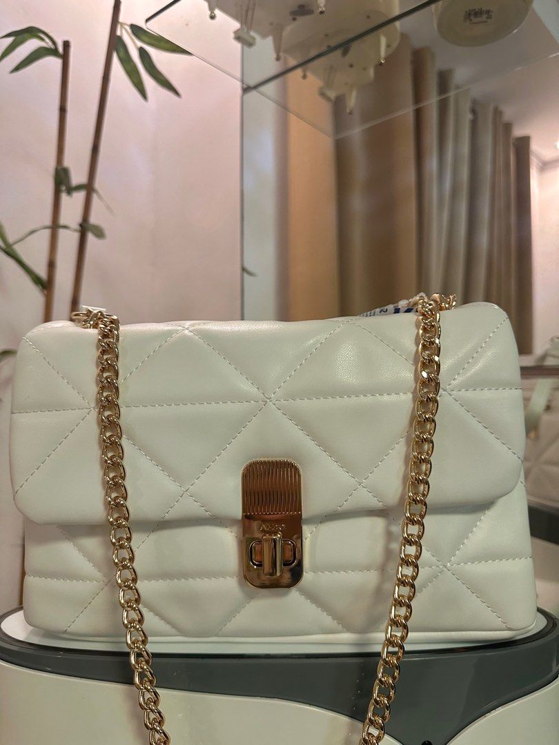 ALDO TWO-WAY BAG (Category: Cross-body Bags) located in Bulacan. Submitted by ecache (Listing ID 1392732197, Image 1). Description: Color : White.