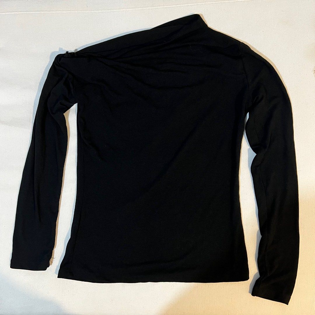 Black Asymmetrical Top (Category: Longsleeves) located in Pasig City. Submitted by preloved_cosas (Listing ID 1392767805, Image 1). Description: - Bought in Korea - No brand.