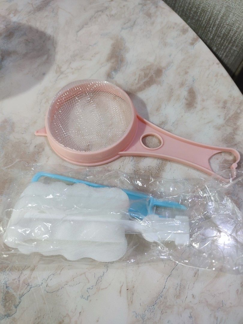Blander (Category: Juicers, Blenders & Grinders) located in Batu Berendam. Submitted by jellycat.2404 (Listing ID 1392769844, Image 3). Description: 2 Glass Bowl, 600ml & 300ml 300ml glass bowl is new 8 blades blender.