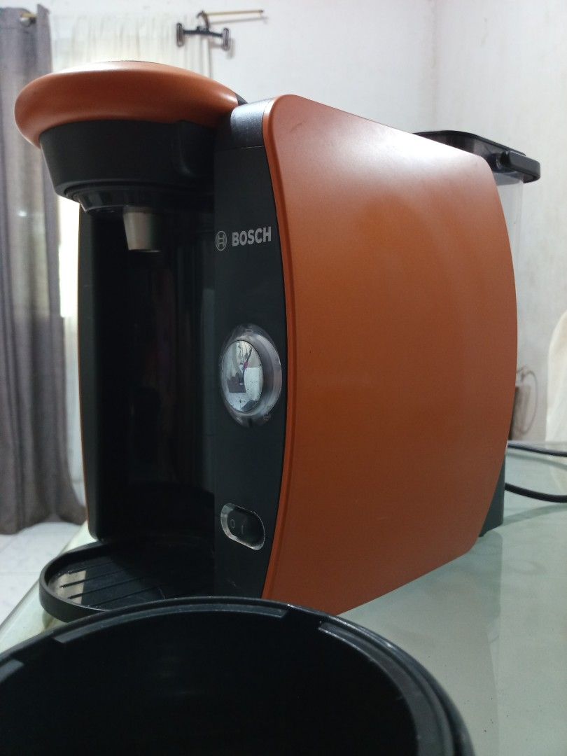 Bosch Tassimo Capsule Coffee Machine (Category: Coffee Machines & Makers) located in Pasig City. Submitted by karenrules (Listing ID 1392697255, Image 1). Description: Pasalubong from Paris France.. Just tried once. This is our extra coffee machine so I decided to sell than being stocked..