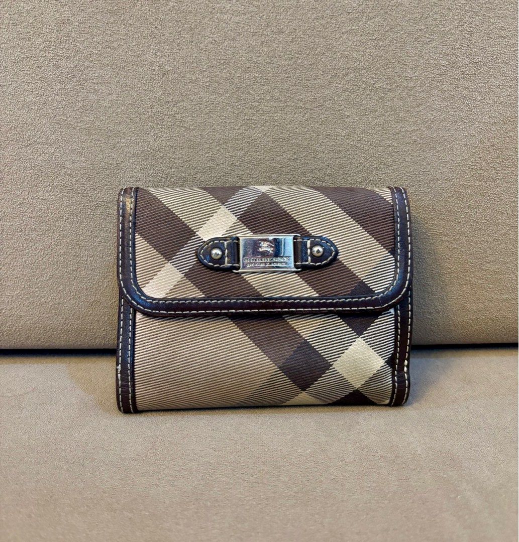 Burberry Plaid Short Wallet (Category: Luxury Bags & Wallets) located in Paranaque City. Submitted by katlouieleandicho (Listing ID 1392690922, Image 1). Description: 💯Authentic Burberry Blue Label 9/10 condition .
