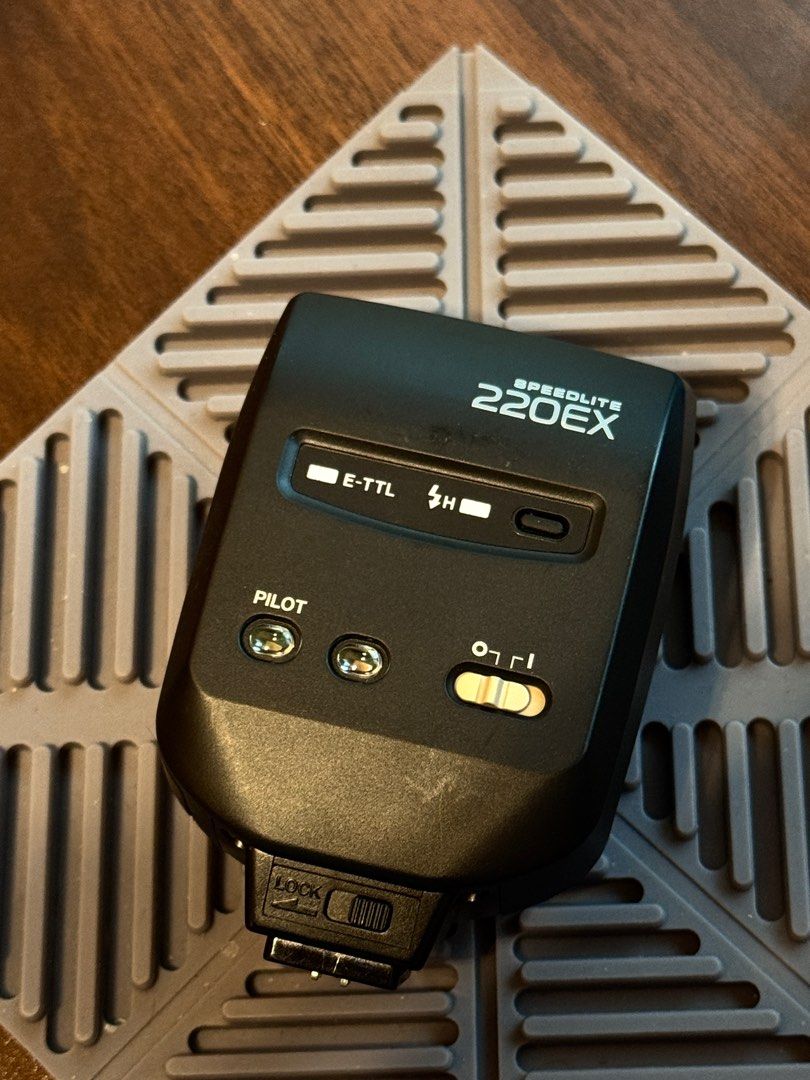 Canon Flash Speedlite 220EX (Category: Flashes) located in Cainta. Submitted by louie525 (Listing ID 1392780880, Image 2). Description: .