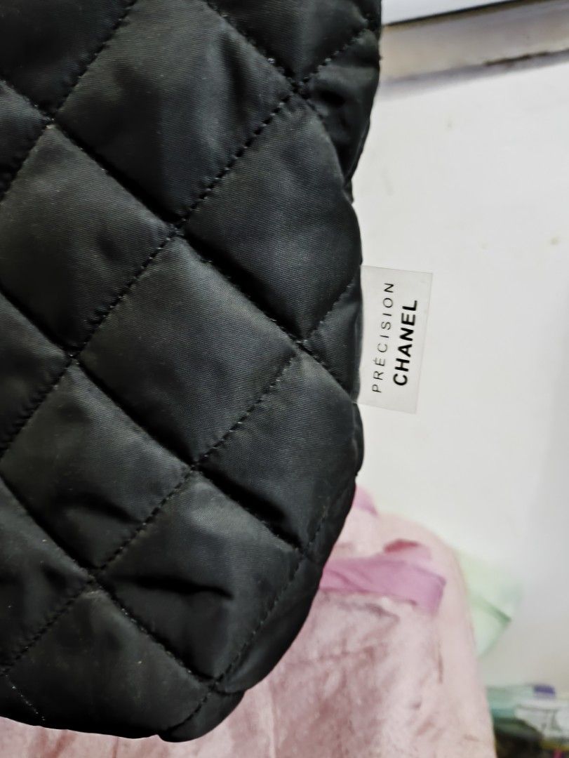 Chanel vip (Category: Luxury Bags & Wallets) located in Tagum. Submitted by prelovednichessa (Listing ID 1392813132, Image 2). Description: sling provided with flaw sinadyang hiwain. kayo na magpaayos negotiable medium sized bag.