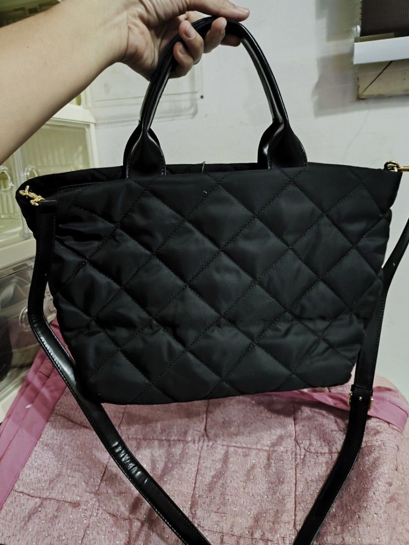 Chanel vip (Category: Luxury Bags & Wallets) located in Tagum. Submitted by prelovednichessa (Listing ID 1392813132, Image 3). Description: sling provided with flaw sinadyang hiwain. kayo na magpaayos negotiable medium sized bag.