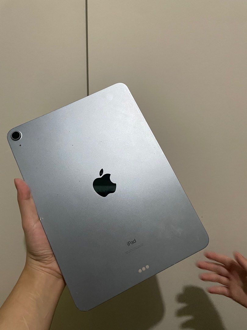 IPAD AIR 4TH GEN 64 GB (READ DESCRIPTION) (Category: iPad) located in Malvar. Submitted by rhettsantiago9 (Listing ID 1392759967, Image 1). Description: IPAD AIR 4TH GEN 64 GB ISSUE: LCD AND MEDYO BENT IT REALLY NEEDS TO REPLACE THE LCD KASI MEDYO OPEN NA YUNG SIDE I’VE INQUIRED THIS BEFORE PERO THRU MESSAGE LANG SO NOT SURE DIN TALAGA, SO KAYO NA LANG MAGPACHECK SA MGA WILLING BUMILI GUMAGANA PA PO PERO DARK NA YUNG SCREEN HIRAP NA MAKITA SO I S