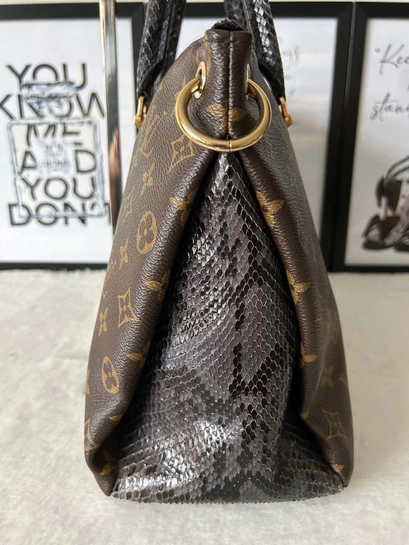 L V Pallas MM Bag (Category: Luxury Bags & Wallets) located in Manila. Submitted by bagislifeshop (Listing ID 1392693608, Image 2). Description: ☑️Available in Pampanga ✅Date code: SN4157 ✅Condition: 8.5/10 ✅Material: Monogram coated canvas and blue python leather ✅Size: 33 X 24 X 13CM ✅Inclusions: Dustbag and short strap .