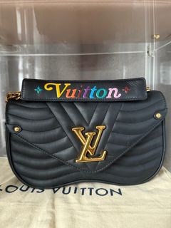(Category: ) located in . Submitted by shopluxeee (Listing ID 1392760715, Image 1). Description: .