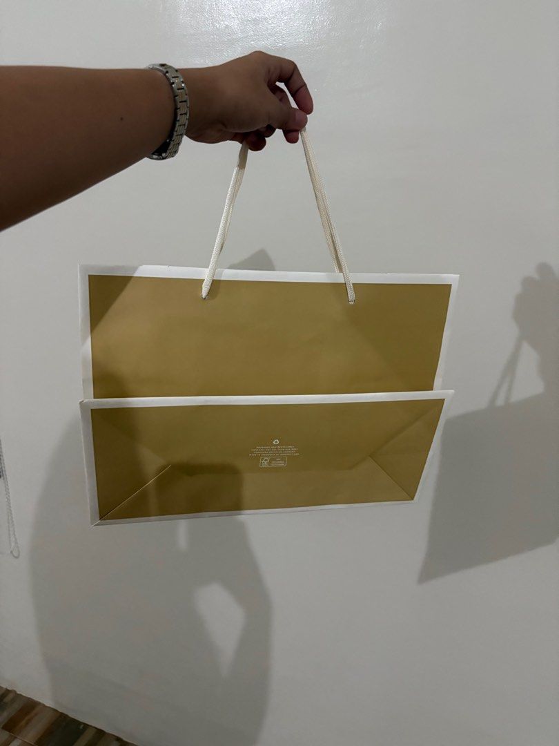 Michael Kors Paper Bag (Category: Luxury Bags & Wallets) located in San Fernando. Submitted by srhgrc (Listing ID 1392713356, Image 2). Description: Item can fit: Medium to Large 100% original.