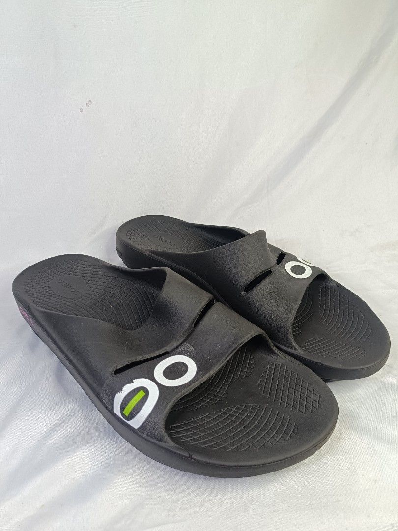 Oofos Slip On Slides (Category: Slippers & Slides) located in Baguio. Submitted by clothes.over.bros.ph_2020 (Listing ID 1392846601, Image 1). Description: Paint cracks sa logo due to storage but no heel drags.