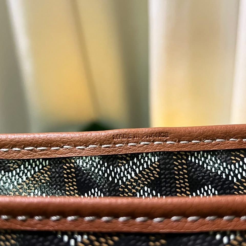 Preloved Goyard Boheme Hobo (Category: Luxury Bags & Wallets) located in Manila. Submitted by bagsandmanymanymore1 (Listing ID 1392832154, Image 3). Description: Preloved Goyard Japan thrift source Good condition Size 32cm(L) x 27cm(H) x 15cm(W) Please read before you order 👉🏻❗️Payment first before shipping ❗️Cut off time of payment 11am sameday delivery ❗️NO MEET UP / NO PICK UP ❗️ORDER CANNOT BE CANCELLED ❗️PLEASE DON’T BUY IF YOU ARE IN DOUB