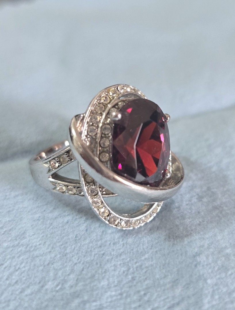 Red Gemstone Ring (Red Ruby) (Category: Rings) located in Singapore. Submitted by juzevey (Listing ID 1392747591, Image 2). Description: - Oval-cut red gemstone (Red ruby) surround by clear accent stones providing an unique design. - Inner diameter 17mm, Ring size est.16.