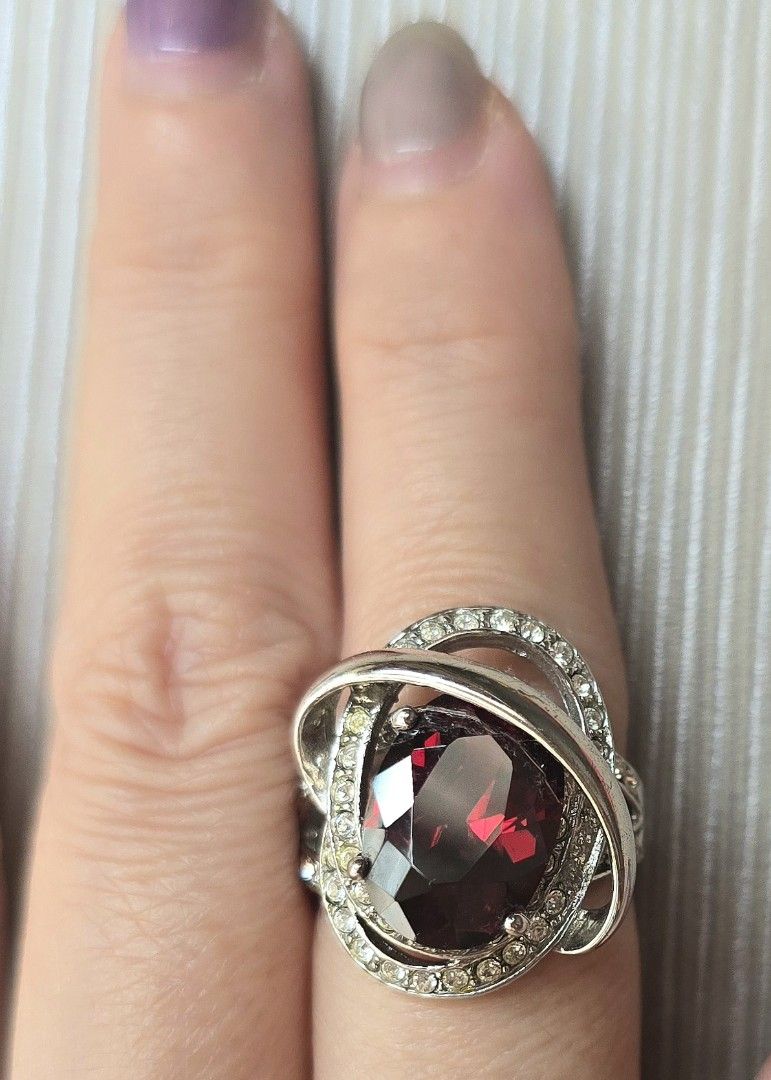 Red Gemstone Ring (Red Ruby) (Category: Rings) located in Singapore. Submitted by juzevey (Listing ID 1392747591, Image 3). Description: - Oval-cut red gemstone (Red ruby) surround by clear accent stones providing an unique design. - Inner diameter 17mm, Ring size est.16.