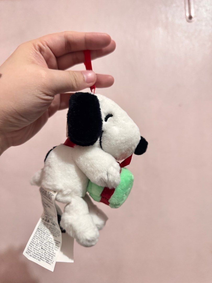 Snoopy Miniso Christmas gift charm (Category: Character Goods) located in Pasay City. Submitted by cnr.ph (Listing ID 1392835050, Image 2). Description: Like new; no etiketa 💗 I only do lalamove/grab express for now. Pasay City.