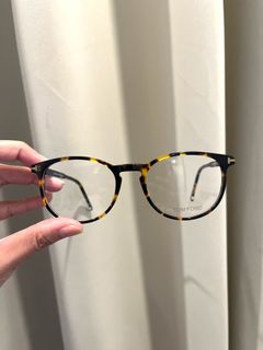 Lo*is V*itt*n Trainer Sneakers, Barang Mewah, Pakaian di Carousell