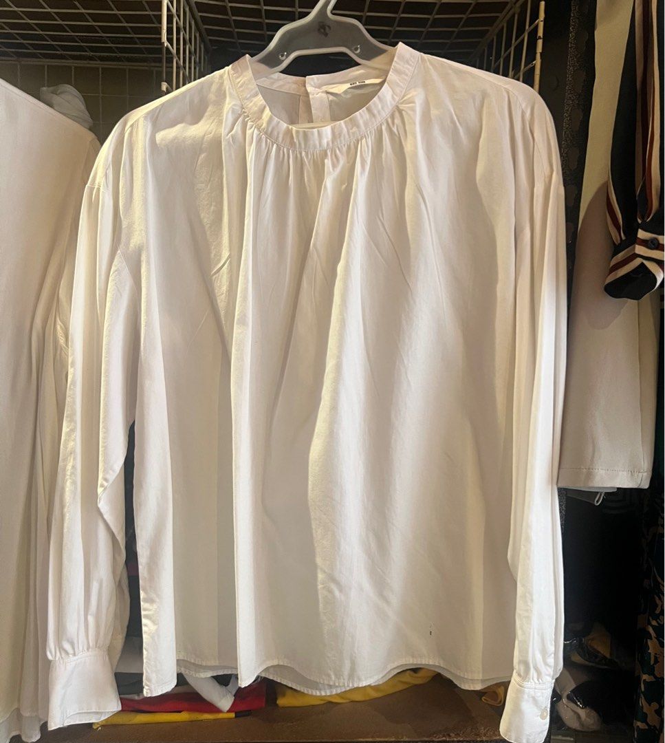 Uniqlo longsleeve polo blouse (Category: Blouses) located in Manila. Submitted by apreloved.co (Listing ID 1392743270, Image 1). Description: RFS: Too many polos, needed a smaller size due to weight loss. Issue: None.