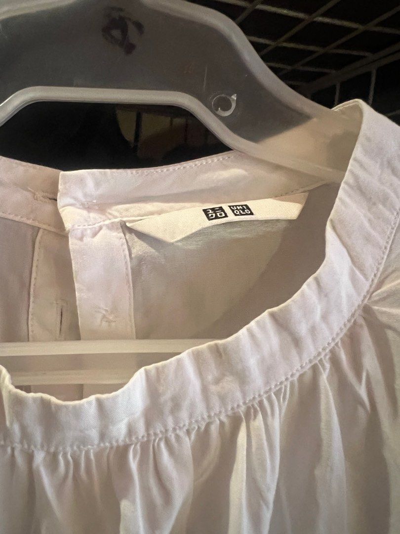 Uniqlo longsleeve polo blouse (Category: Blouses) located in Manila. Submitted by apreloved.co (Listing ID 1392743270, Image 2). Description: RFS: Too many polos, needed a smaller size due to weight loss. Issue: None.