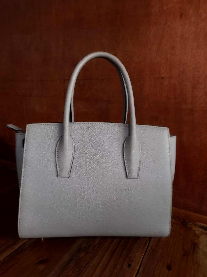 VANESSA HOGAN HANDBAG (Category: Luxury Bags & Wallets) located in Caloocan City. Submitted by thon0806 (Listing ID 1392774660, Image 2). Description: orig sign of used may unting dirt sa lining.
