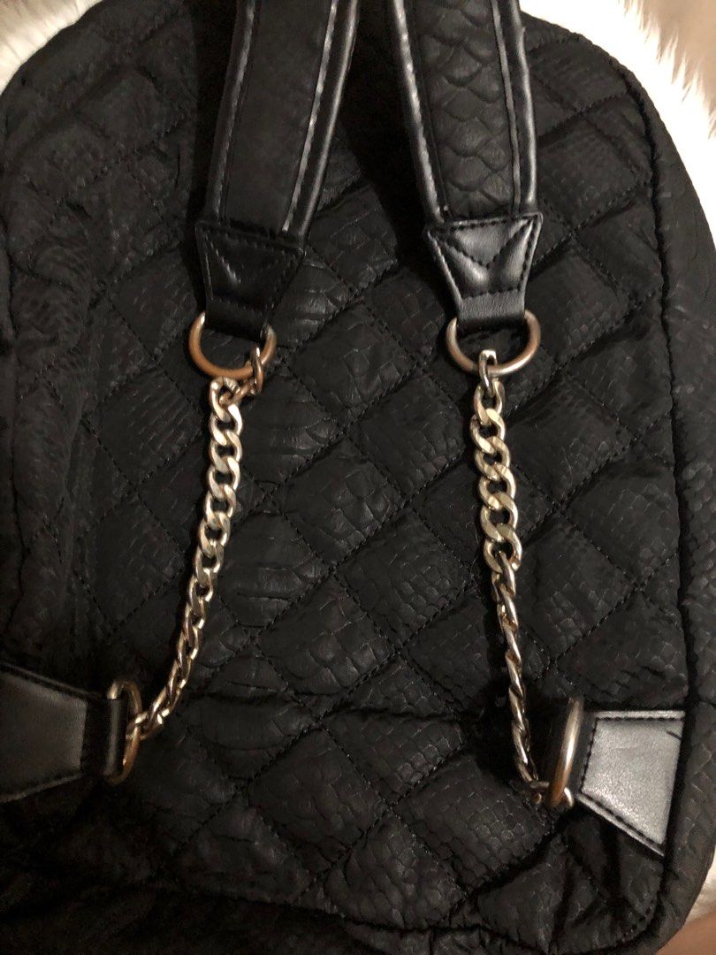 Victoria’s Secret Backpack Bag (Category: Backpacks) located in Manila. Submitted by shelovedd_ (Listing ID 1392845027, Image 3). Description: Has minimal issues but still functional.