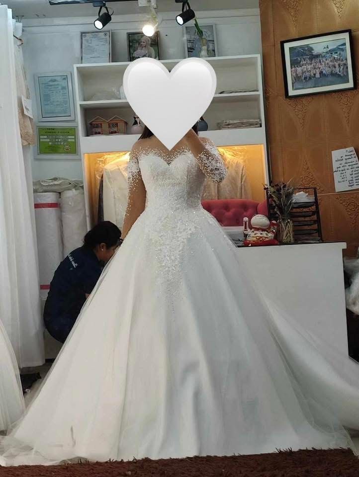 Wedding Gown ❤️ (Category: Evening dresses & gowns) located in Rizal. Submitted by chicclicks (Listing ID 1392849114, Image 3). Description: Wedding Gown 📌White 📌Long trail 📌With side pocket 📌Fits XS-S 📌height is 5’2 worn 2”heels Inclusions: 📌veil 📌Pillows (unused) 📌Cord (unused) 📌Petticoat ❗️Mode of Payment: Bank transfer, Gcash All in good condition 💯 ❌No return/ No cancellation Orig price 18k, selling for 15k slightly nego!💌.