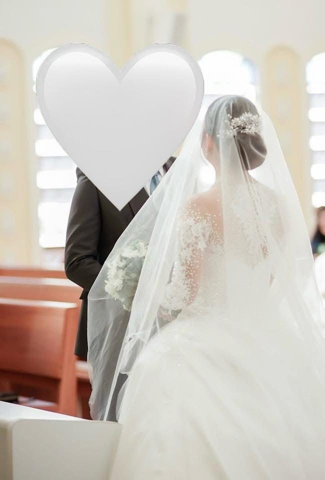 Wedding Gown ❤️ (Category: Evening dresses & gowns) located in Rizal. Submitted by chicclicks (Listing ID 1392849114, Image 2). Description: Wedding Gown 📌White 📌Long trail 📌With side pocket 📌Fits XS-S 📌height is 5’2 worn 2”heels Inclusions: 📌veil 📌Pillows (unused) 📌Cord (unused) 📌Petticoat ❗️Mode of Payment: Bank transfer, Gcash All in good condition 💯 ❌No return/ No cancellation Orig price 18k, selling for 15k slightly nego!💌.