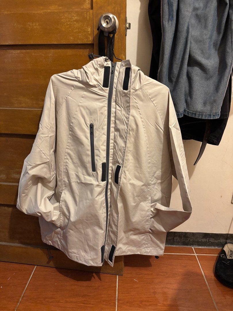 WINDBREAKER CREAM COLOR (Category: Coats, Jackets and Outerwear) located in Antipolo. Submitted by jerom19 (Listing ID 1392742994, Image 2). Description: Dimes in inches Length - 29 Width - 24 Double zip Zippers working Ang kapal neto parang nylon ng uniqlo Ewan ano brand Can zip up into a blacklava 3xl on tag Discount in sure buyer ISSUE : may mantya onti sa last pic.