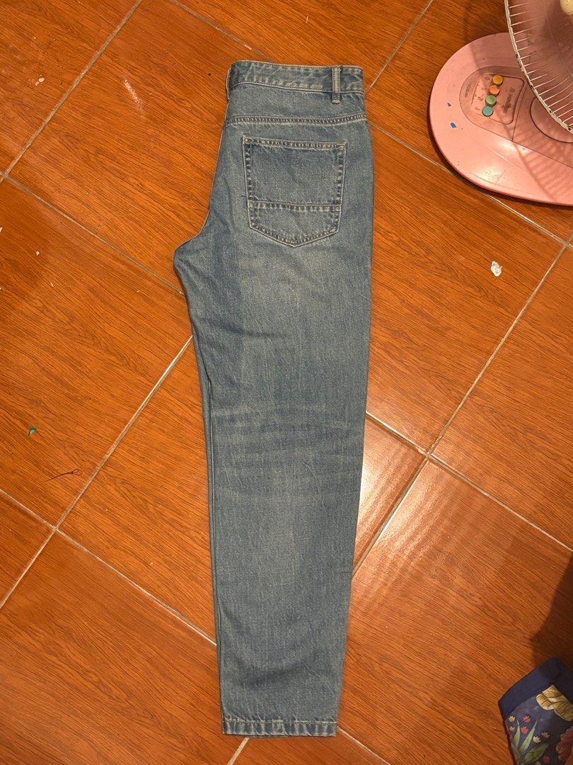 Yishion denim dad jeans (Category: Jeans) located in Antipolo. Submitted by jerom19 (Listing ID 1392739570, Image 2). Description: Dimes in inches L-40 W- 32 Thigh - 11.5 Leg opening - 6.5 Thick denim, mabigat Zipper works Still comfy kahit medyo fitted sa kinand makakagalaw parin Discount for sure buyer.