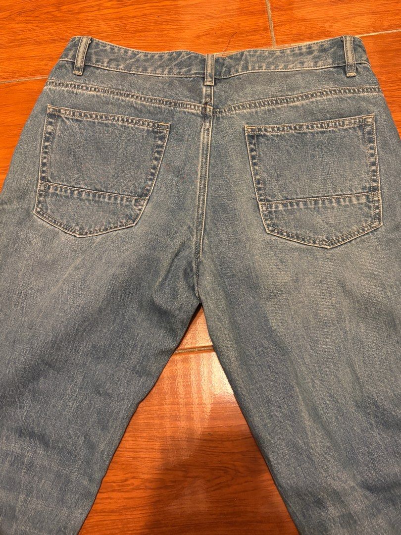 Yishion denim dad jeans (Category: Jeans) located in Antipolo. Submitted by jerom19 (Listing ID 1392739570, Image 3). Description: Dimes in inches L-40 W- 32 Thigh - 11.5 Leg opening - 6.5 Thick denim, mabigat Zipper works Still comfy kahit medyo fitted sa kinand makakagalaw parin Discount for sure buyer.