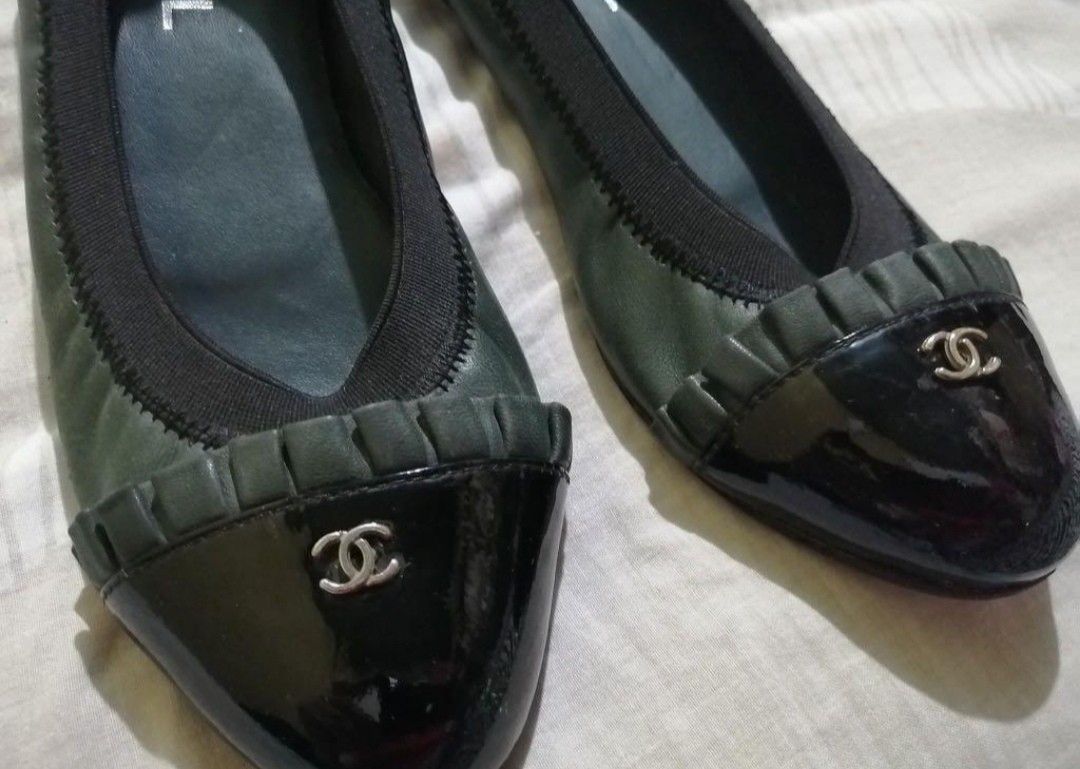 Authentic Chanel ruffle CC captoe leather flats 7 (Category: Sneakers & Footwear) located in Donsol. Submitted by saksthriftavenuebyluckymaria8 (Listing ID 1392993037, Image 3). Description: Sz 37 C fits 7 - 7.5 Insoles 9.5in/ 24.2cm Excellent used condition Made in Italy No bakbak no major flaws -- Outsoles refurbished With rubber soles With serial code.