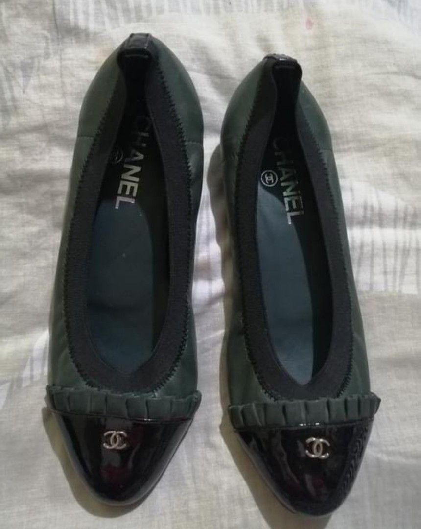Authentic Chanel ruffle CC captoe leather flats 7 (Category: Sneakers & Footwear) located in Donsol. Submitted by saksthriftavenuebyluckymaria8 (Listing ID 1392993037, Image 2). Description: Sz 37 C fits 7 - 7.5 Insoles 9.5in/ 24.2cm Excellent used condition Made in Italy No bakbak no major flaws -- Outsoles refurbished With rubber soles With serial code.