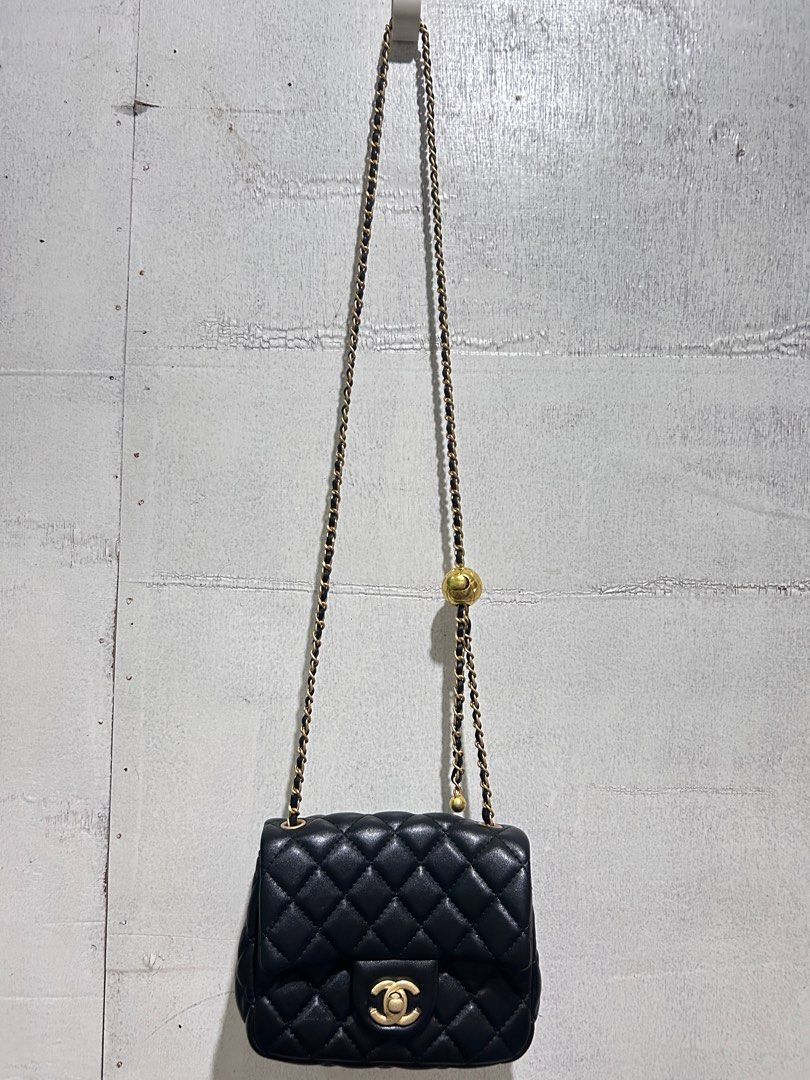 Chanel bag (Category: Luxury Bags & Wallets) located in Caloocan City. Submitted by black.mamamii-20956 (Listing ID 1392941875, Image 1). Description: Chanel bag (not orig) but good quality Ukay source Maganda ang leather .
