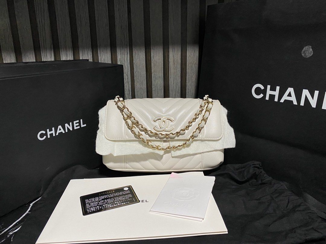 Chanel chevron bag (complete set) (Category: Luxury Bags & Wallets) located in Baguio. Submitted by fullroom.dgs (Listing ID 1393002397, Image 1). Description: Chanel chevron bag Excellent condition Please check photos Authentic.