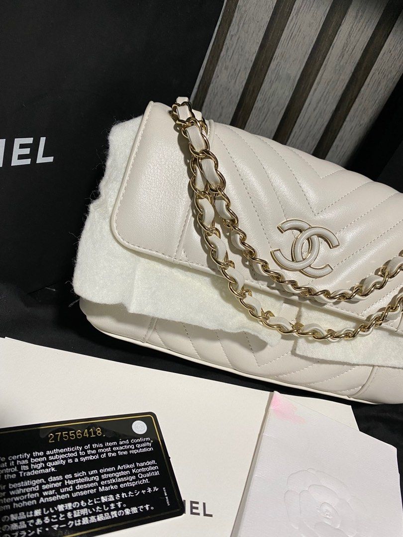 Chanel chevron bag (complete set) (Category: Luxury Bags & Wallets) located in Baguio. Submitted by fullroom.dgs (Listing ID 1393002397, Image 3). Description: Chanel chevron bag Excellent condition Please check photos Authentic.
